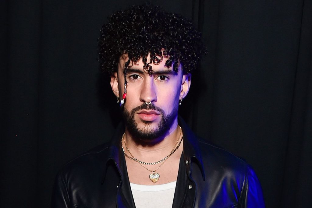 Bad Bunny: Αντιδράσεις μετά από βίντεο που τον δείχνει να πετάει κινητό θαυμάστριας στο νερό γιατί πήγε να τραβήξει μία… selfie