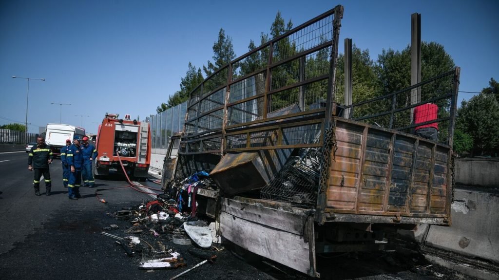 Θεσσαλονίκη: Φωτιά σε εν κινήσει φορτηγό που μετέφερε ζωοτροφές (βίντεο)