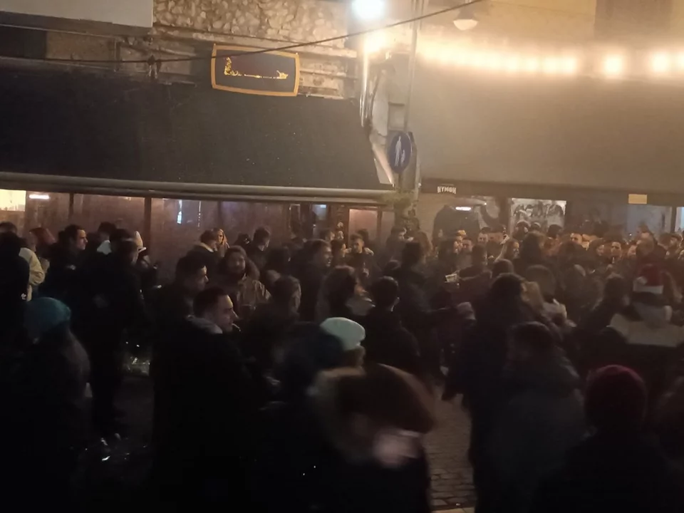 Λάρισα: Το πιο «τρελό» κλείσιμο μαγαζιού – Θαμώνες και προσωπικό έσπαγαν πιάτα και πετούσαν καρέκλες (βίντεο)