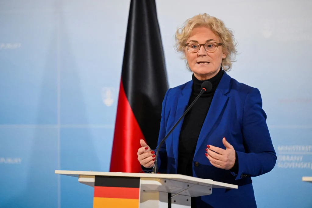 Γερμανία: Ο Ο.Σολτς λέει ότι περιβάλλει με την «απόλυτη εμπιστοσύνη» του την υπουργό Άμυνας μετά το «επίμαχο» βίντεο