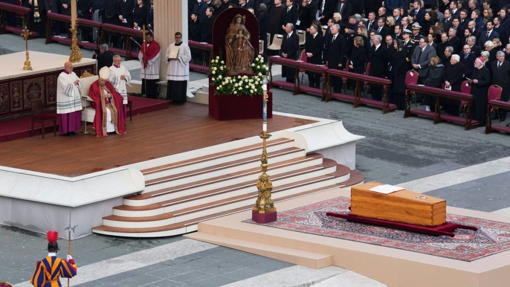 Βατικανό: Αρκετοί πιστοί ζήτησαν την «άμεση αγιοποίηση» του εκλιπόντος επίτιμου πάπα Βενέδικτου