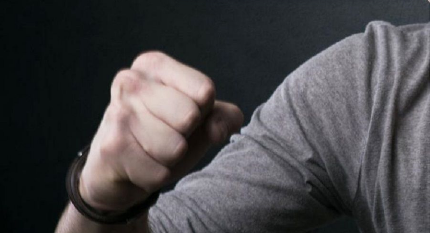 Βόλος: Μεθυσμένος επιτέθηκε σε 24χρονο και τρεις αστυνομικούς