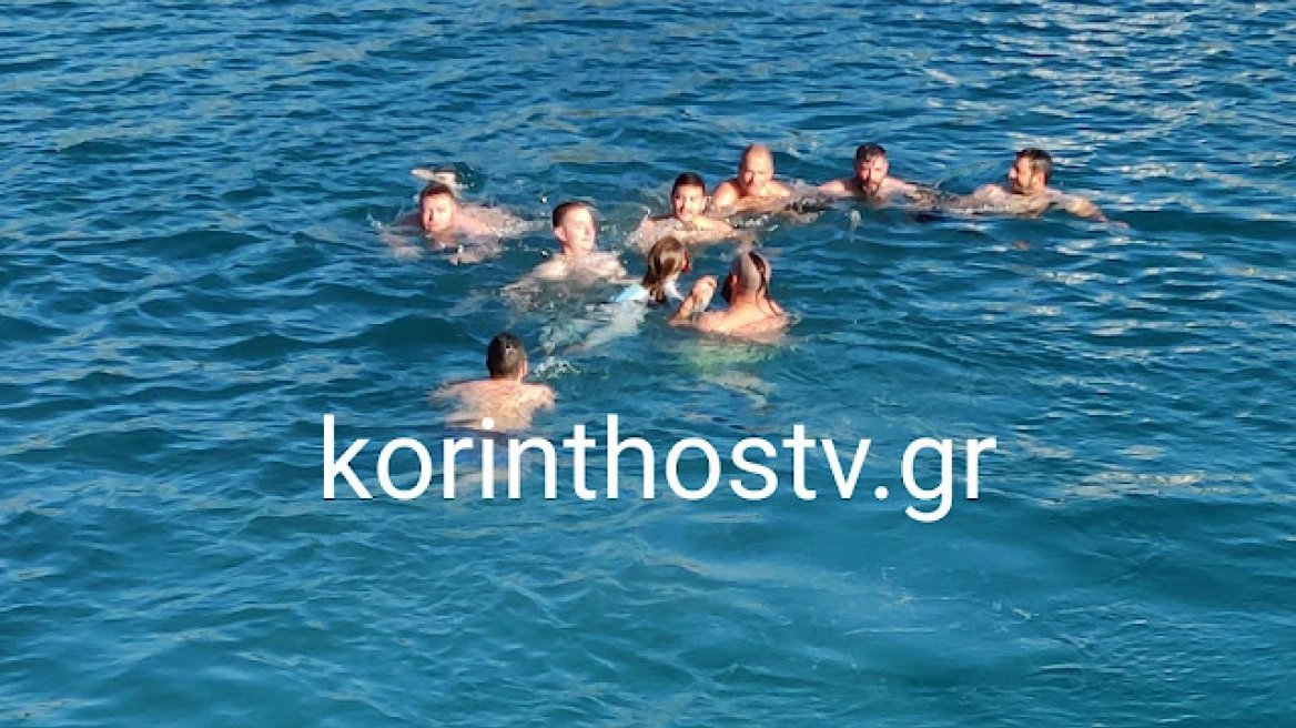 Θεοφάνια: Πεντάχρονη βούτηξε μαζί με τον μπαμπά της στα παγωμένα νερά των Ισθμίων για τον Τίμιο Σταυρό (βίντεο)