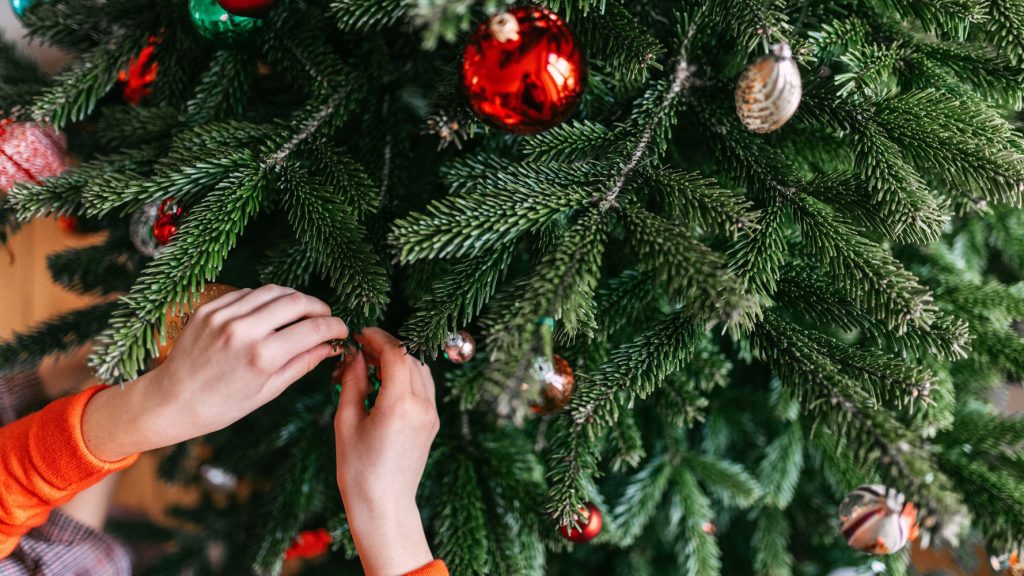 Έξι εύκολοι και πρακτικοί τρόποι να ξεστολίσετε το δέντρο