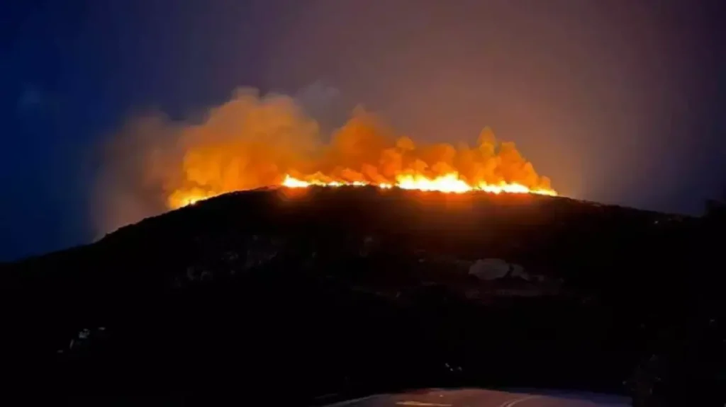 Φούρνοι: Μεγάλη φωτιά στο νησί – Ορατή από Ικαρία και Σάμο (φωτο) (upd)