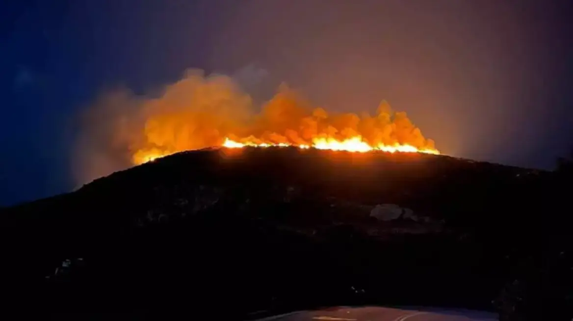 Φούρνοι: Μεγάλη φωτιά στο νησί – Ορατή από Ικαρία και Σάμο (φωτο) (upd)