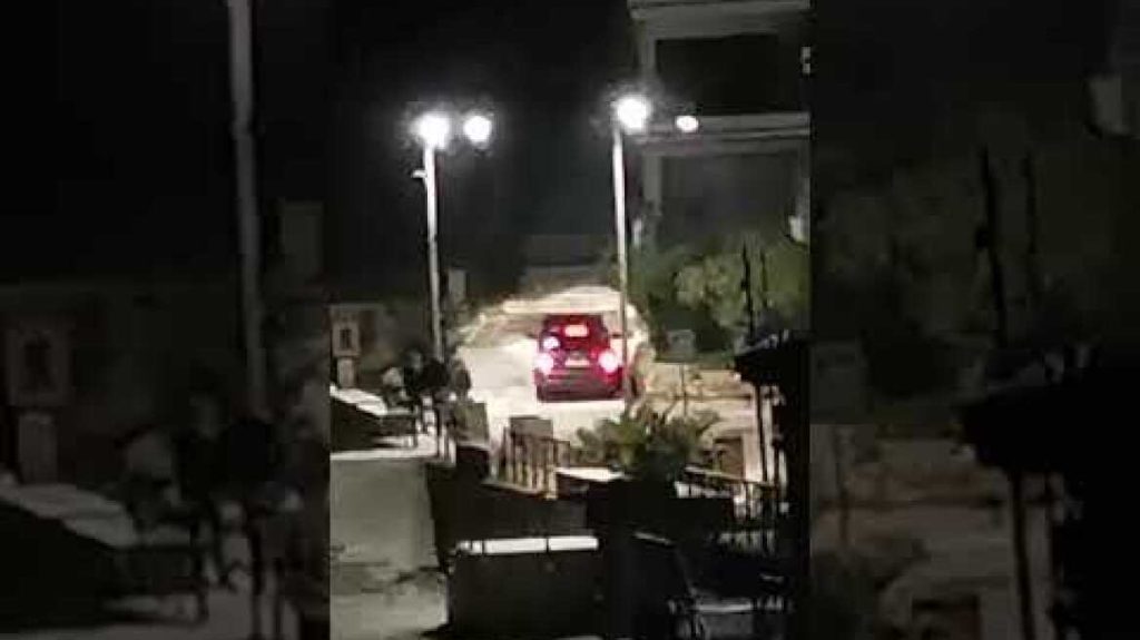 Τι άλλο θα δούμε: Οδηγός προσπάθησε να ανέβει σκαλιά με το… αυτοκίνητο στο Πόρτο Γερμενό (βίντεο)