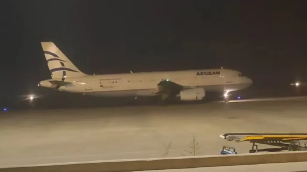 Ιωάννινα: Αεροπλάνο απογειώθηκε εν μέσω ομίχλης και «αποθεώθηκε» (βίντεο)