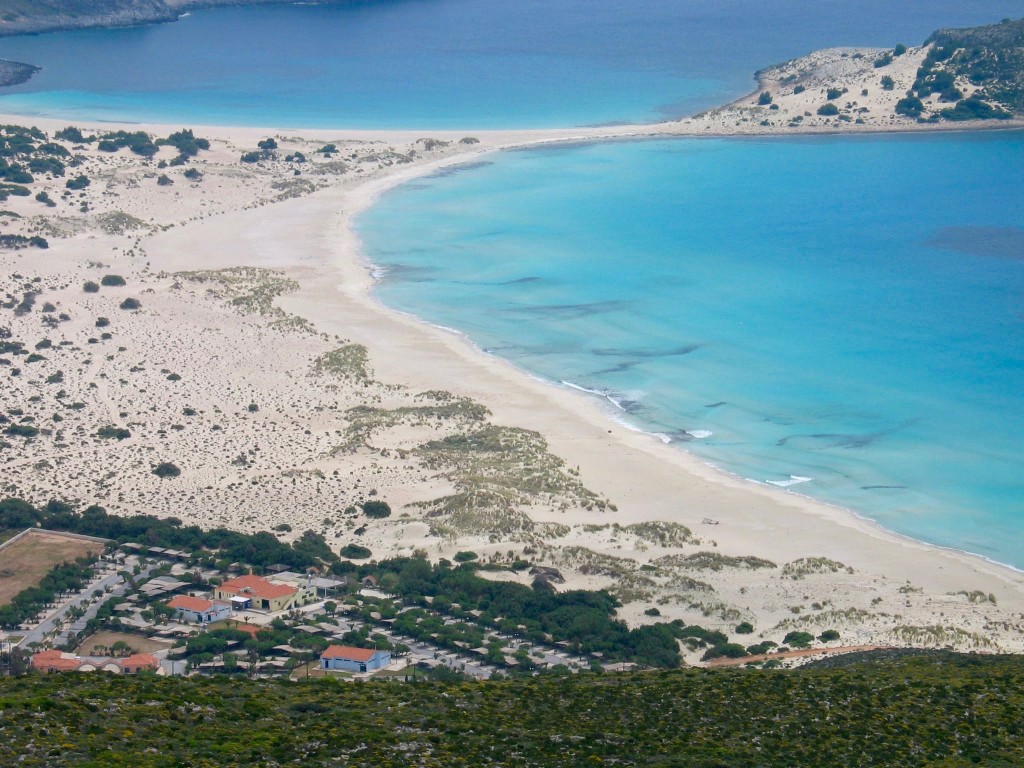 H «κάτασπρη έρημος» της Ελλάδας με τη σπάνια λευκή άμμο (βίντεο)