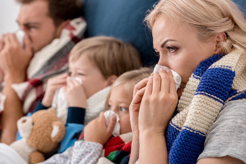 Δώστε προσοχή – Στις πόσες μέρες μπορείτε να «κολλήσετε» από κάποιον τον ιό της γρίπης;