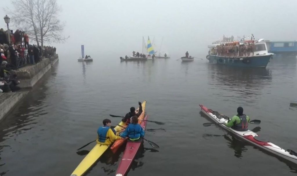 Θεοφάνια στα Ιωάννινα: 21χρονος βούτηξε πρώτη φορά και έπιασε τον Σταυρό σε ομιχλώδες τοπίο (βίντεο)