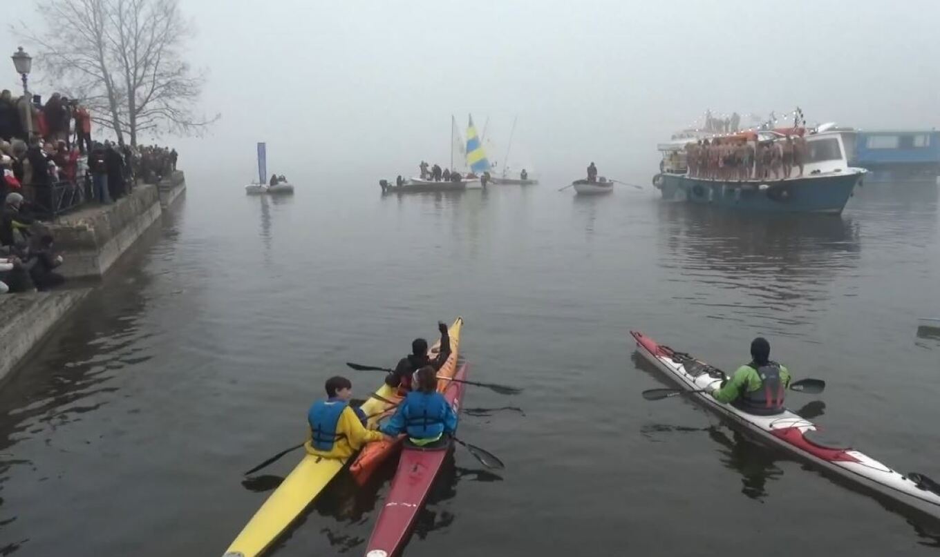 Θεοφάνια στα Ιωάννινα: 21χρονος βούτηξε πρώτη φορά και έπιασε τον Σταυρό σε ομιχλώδες τοπίο (βίντεο)
