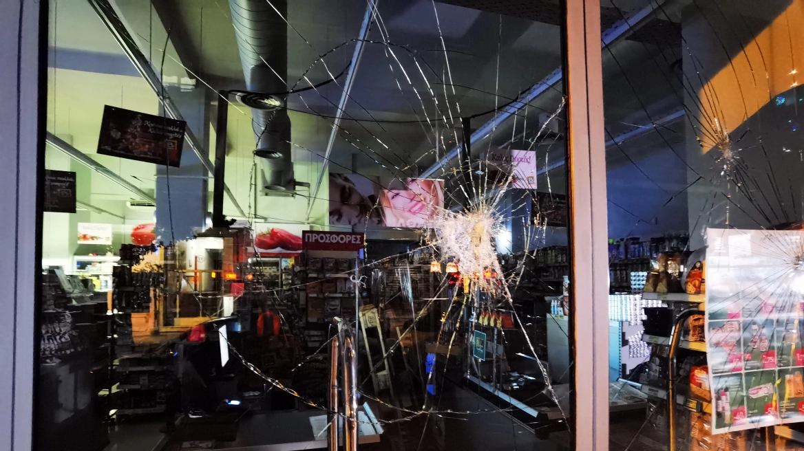 Κουκάκι: Καταστήματα, ΕΛΤΑ, ΑΤΜ και σούπερ μάρκετ έσπασαν οι αντιεξουσιαστές (φωτο)