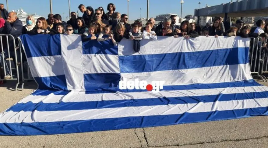 Θεοφάνια στην Πάτρα: Άνοιξαν τεράστια ελληνική σημαία και τραγούδησαν τον Εθνικό Ύμνο
