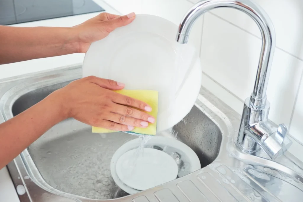 Επτά κόλπα για να πλύνετε τα πιάτα πιο γρήγορα και πιο εύκολα