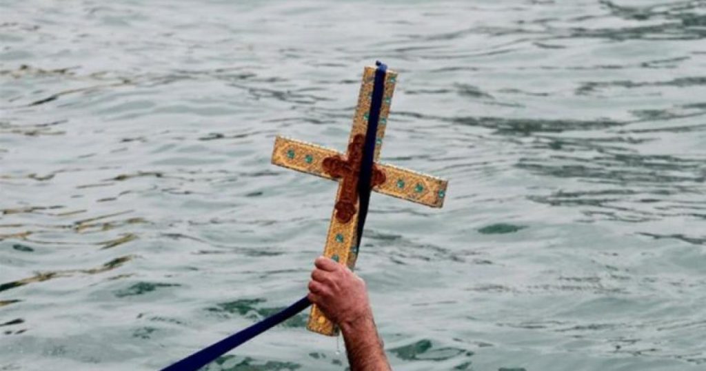 Θεοφάνια: Τι γιορτάζει η εκκλησία μας – Γιατί ρίχνουμε το Σταυρό στο νερό