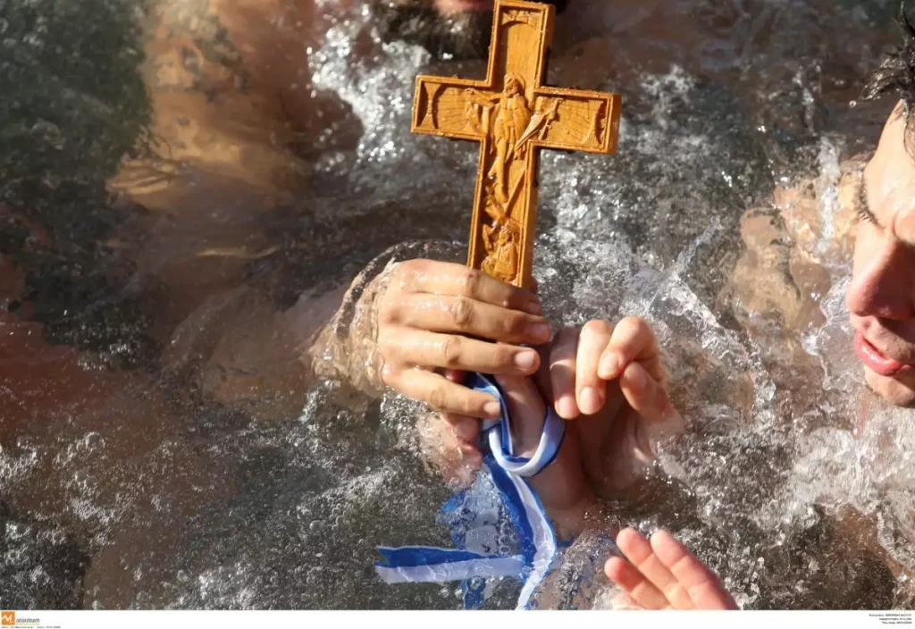 Θεοφάνια – Εύβοια: Μαθητής Δημοτικού «έπιασε» τον Σταυρό στον Αλμυροπόταμο (βίντεο)