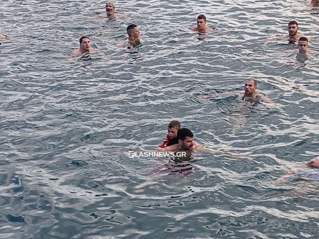 Θεοφάνια: 8χρονος στα Χανιά βούτηξε για τον Σταυρό με τον μπαμπά του: «Ήταν ζεστή η πλάτη του» (φωτό-βίντεο)