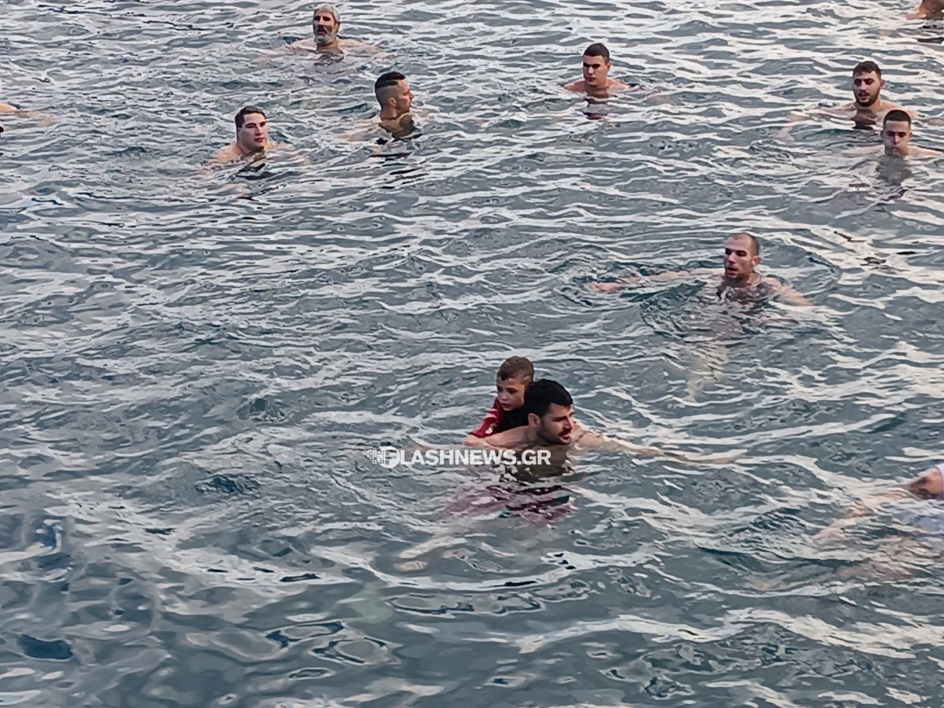 Θεοφάνια: 8χρονος στα Χανιά βούτηξε για τον Σταυρό με τον μπαμπά του: «Ήταν ζεστή η πλάτη του» (φωτό-βίντεο)