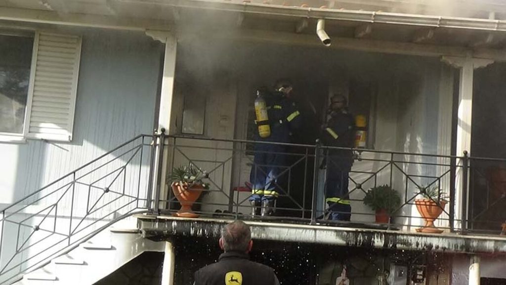 Θεσσαλονίκη: Πυρκαγιά κατέστρεψε ολοσχερώς διώροφη κατοικία (βίντεο)