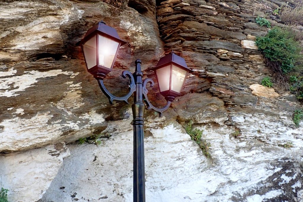 Λάρισα: Εργαζόμενος έπεσε στο έδαφος από μεγάλο ύψος μαζί με την κολόνα φωτισμού