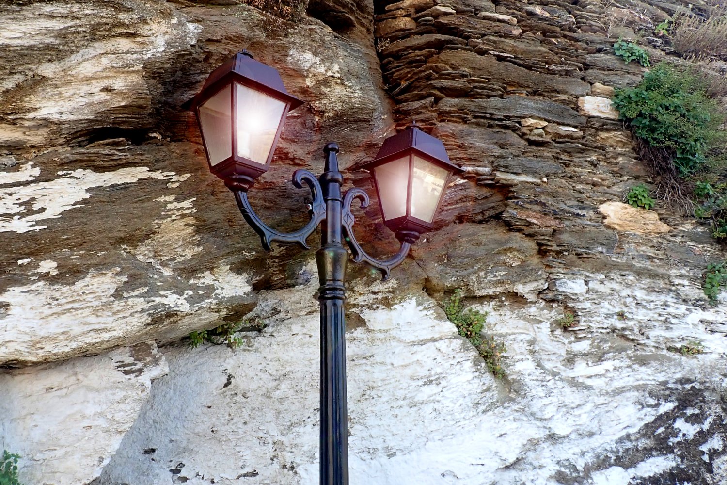 Λάρισα: Εργαζόμενος έπεσε στο έδαφος από μεγάλο ύψος μαζί με την κολόνα φωτισμού