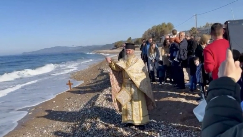 Μεσσηνία: Ιερέας έριξε το Σταυρό στη θάλασσα με καλάμι ψαρέματος (βίντεο)