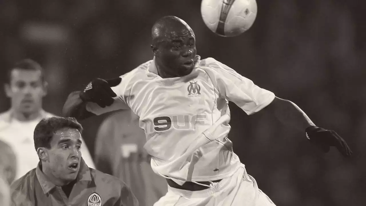 «Έφυγε» ξαφνικά από τη ζωή ο πρώην παίκτης των Παρί Σεν Ζερμέν & Μαρσέιγ Μοντέστ Μ΄Μπαμί – Υπέστη καρδιακό επεισόδιο