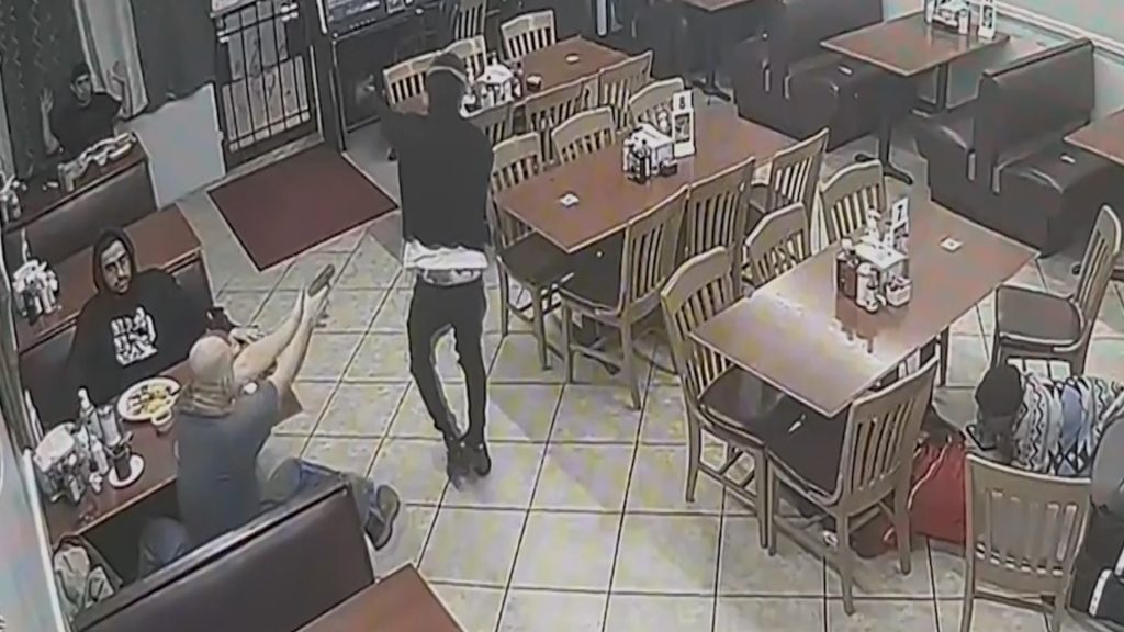 ΗΠΑ: Πελάτης εστιατορίου στο Χιούστον έβγαλε όπλο και σκότωσε ληστή (βίντεο)