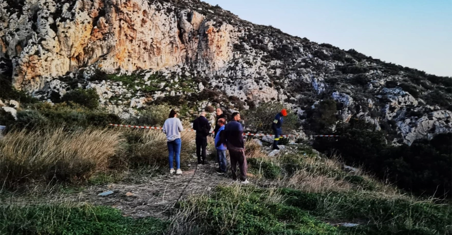 Κερατέα: Από γκρεμό 20 μέτρων ανασύρουν τον άνδρα που έπεσε ενώ μάζευε χόρτα (φωτο) (upd)