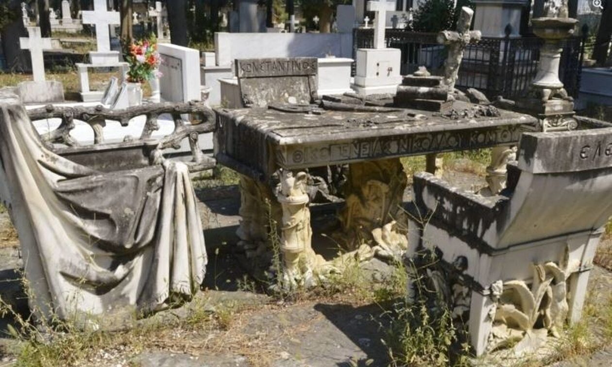 Η τραγική ιστορία του οικογενειακού μαρμάρινου τάφου στον Βόλο που μοιάζει με τραπεζαρία (φωτό)