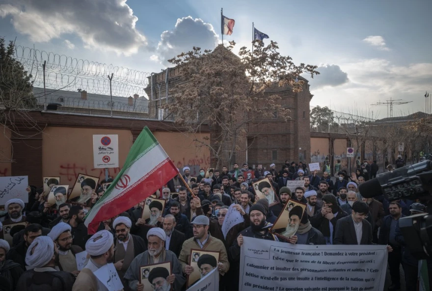 Ιράν: Καίνε σημαίες έξω από την πρεσβεία της Γαλλίας – «Προσβλητικές οι καρικατούρες του Χαμενεΐ από το Charlie Hebdo»