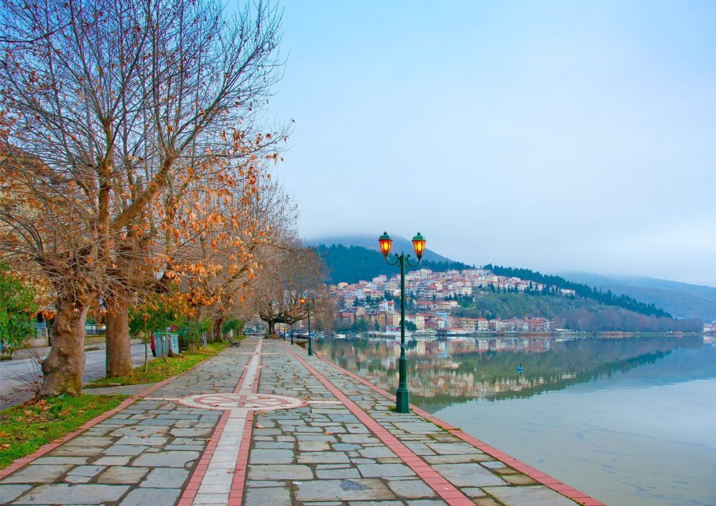 Καστοριά: Ο «μαγικός» προορισμός στη Μακεδονία που μοιάζει σαν να βγήκε… από παραμύθι (φώτο)
