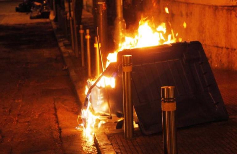 Αγρίνιο: Μπαράζ εμπρησμών σε κάδους απορριμμάτων