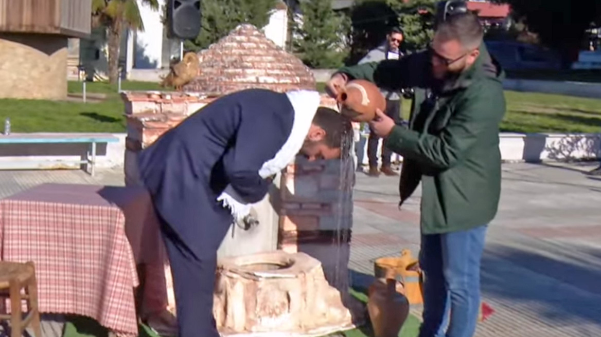 Θεσσαλονίκη: Οι κουμπάροι βρέχουν τους γαμπρούς για το «καλό» – Το έθιμο που αναβιώνει (βίντεο)