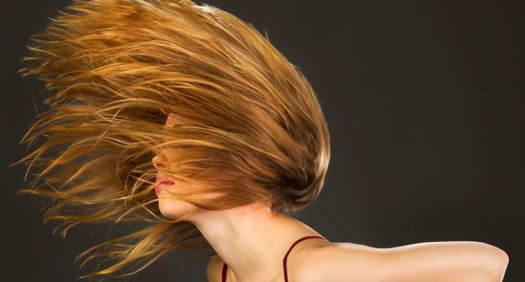 Αυτή είναι η τάση που δίνει όγκο στα μαλλιά και αγαπούν μοντέλα και celebrities