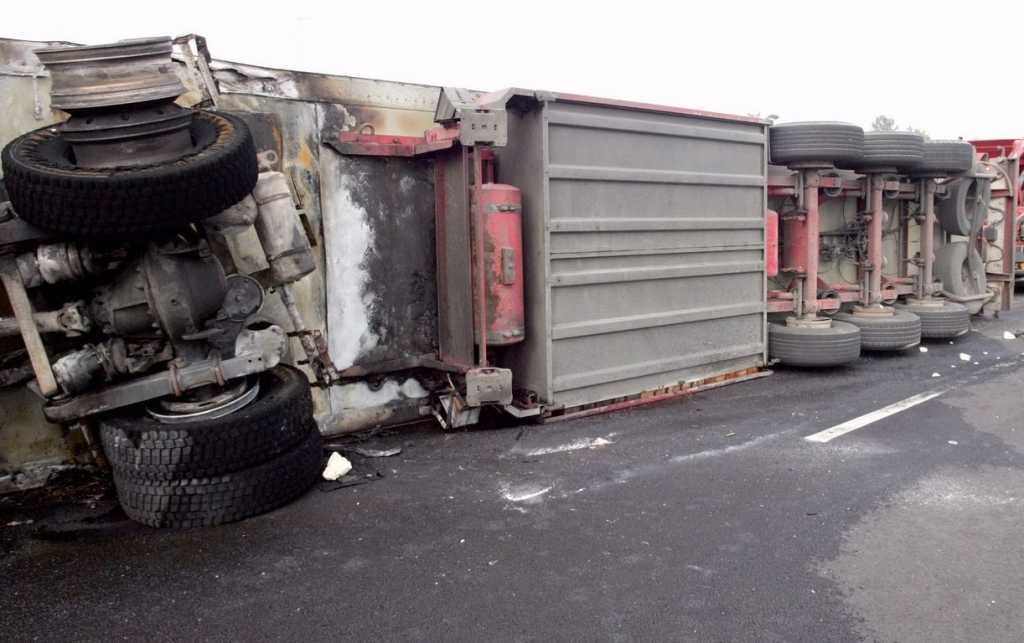 Νέα στοιχεία για το δυστύχημα στη Μαγνησία: Ο οδηγός σφηνώθηκε κάτω από τις ρόδες της νταλίκας