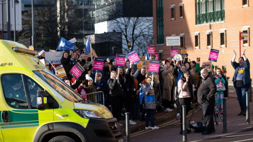 Βρετανία: Συζητήσεις με τα συνδικάτα ξεκινά το Λονδίνο υπό την πίεση νέου κύματος απεργιών