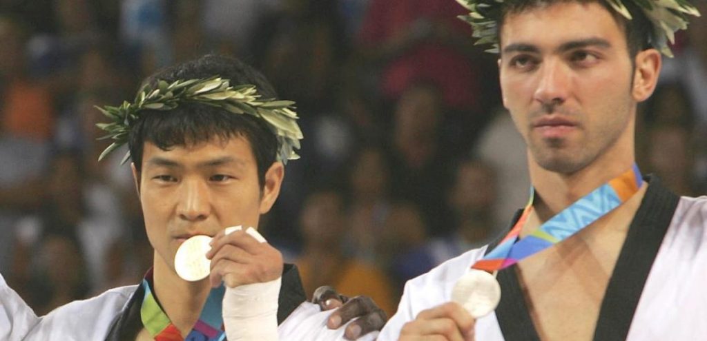 Μαθήματα ήθους από τον Ολυμπιονίκη Μουν Ντάε Σουννγκ: Τίμησε τη μνήμη του Αλέξανδρου Νικολαΐδη (φωτό-βίντεο)