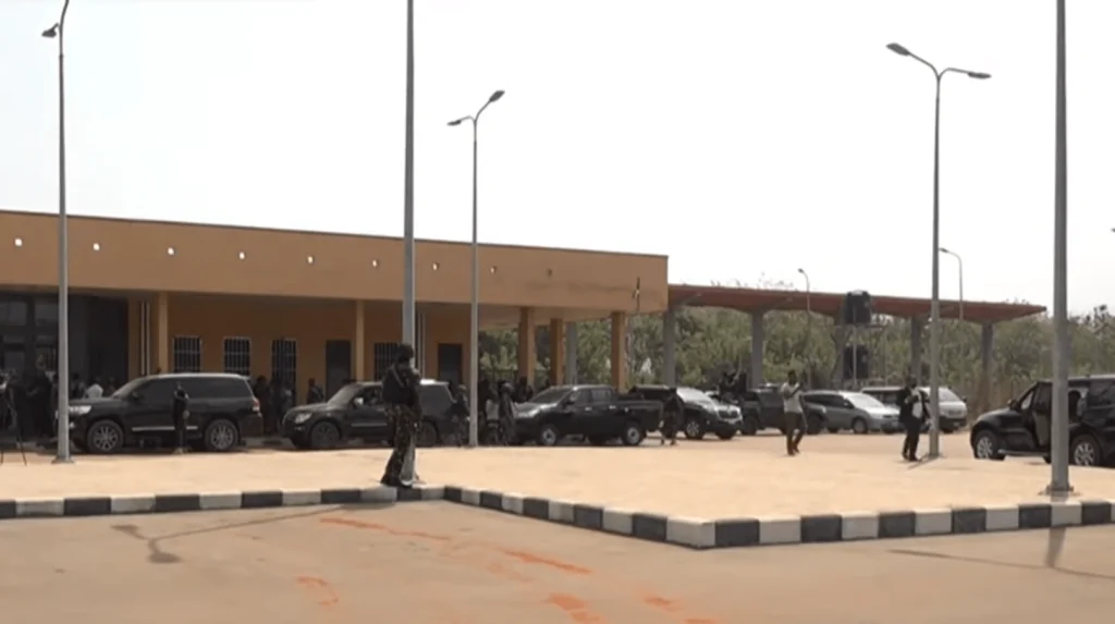 Νιγηρία: Ένοπλοι με καλάσνικοφ απήγαγαν 32 ανθρώπους από σιδηροδρομικό σταθμό