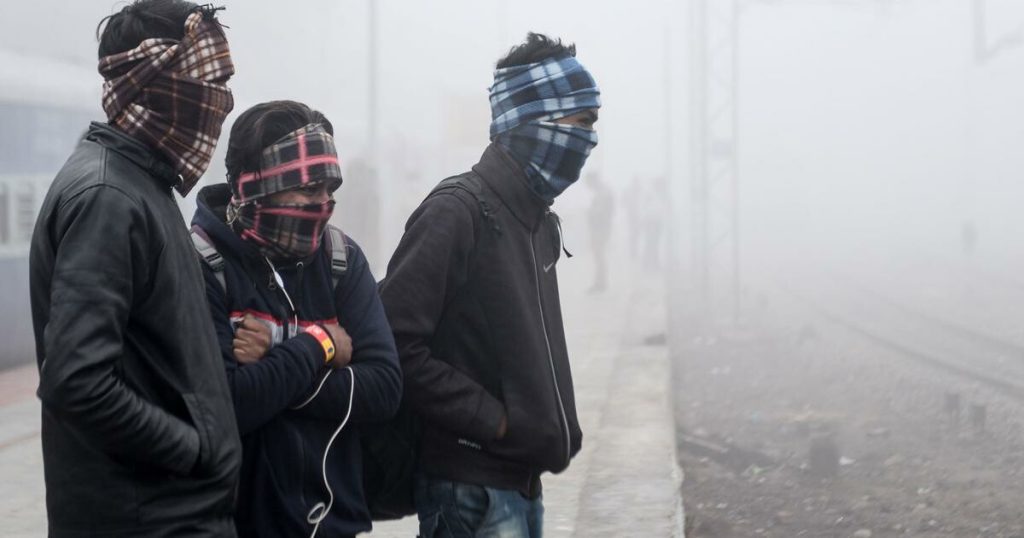 Ινδία: Χάος από την ομίχλη και το κύμα ψύχους – Καθυστερήσεις σε εκατοντάδες πτήσεις και δρομολόγια τρένων