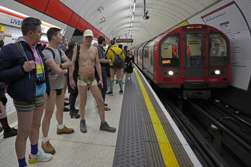 Λονδίνο: Επιβάτες φορούν μόνο τα εσώρουχά τους στο μετρό για το «No Trousers Day» (φωτό)