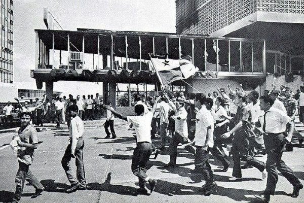 Σαν σήμερα: H «Ημέρα των μαρτύρων» και οι «διαδηλώσεις της σημαίας»