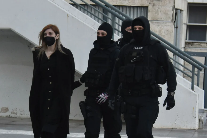 Έφτασε στα δικαστήρια η Ρούλα Πισπιρίγκου – Ξεκινά η δίκη για τον θάνατο της μικρής Τζωρτζίνας