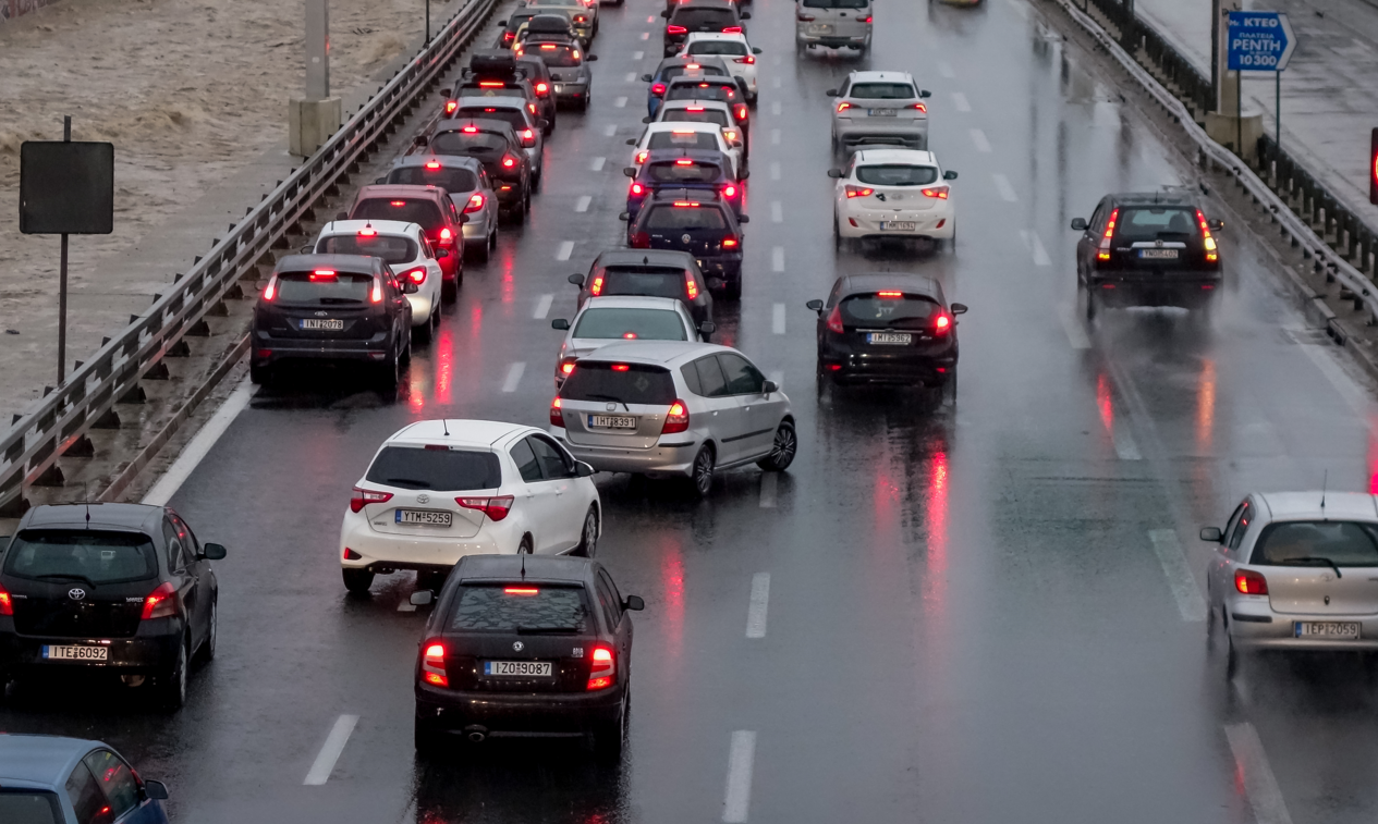 Αυξημένη η κίνηση στους δρόμους της Αττικής λόγω της πρωινής βροχόπτωσης (χάρτης)