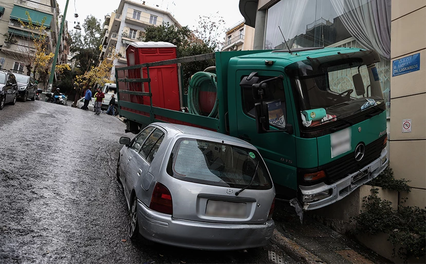 Τροχαίο ατύχημα στην Ασκληπιού: Φορτηγό «έφυγε» στην κατηφόρα, παρέσυρε αυτοκίνητο και «έσκασε» σε τοίχο (φώτο)