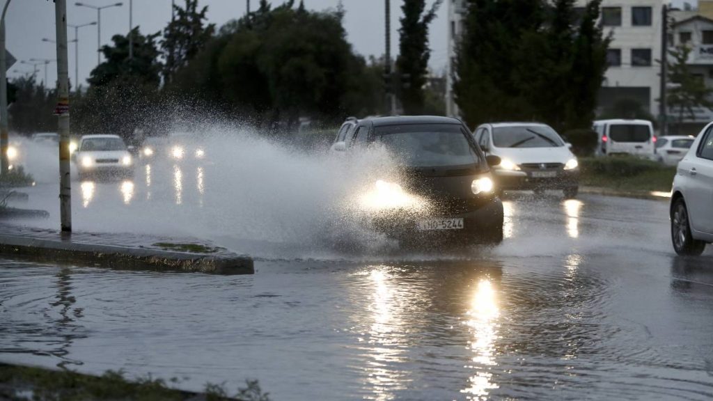 Οδήγηση στη βροχή: Όλα όσα πρέπει να προσέχουν οι οδηγοί