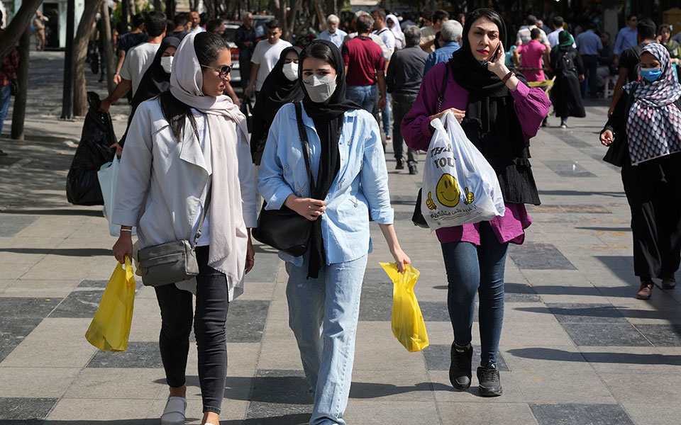 Ιράν: Προωθούν μέχρι και εξορία για όσους παραβιάζουν την υποχρεωτικότητα της μαντίλας