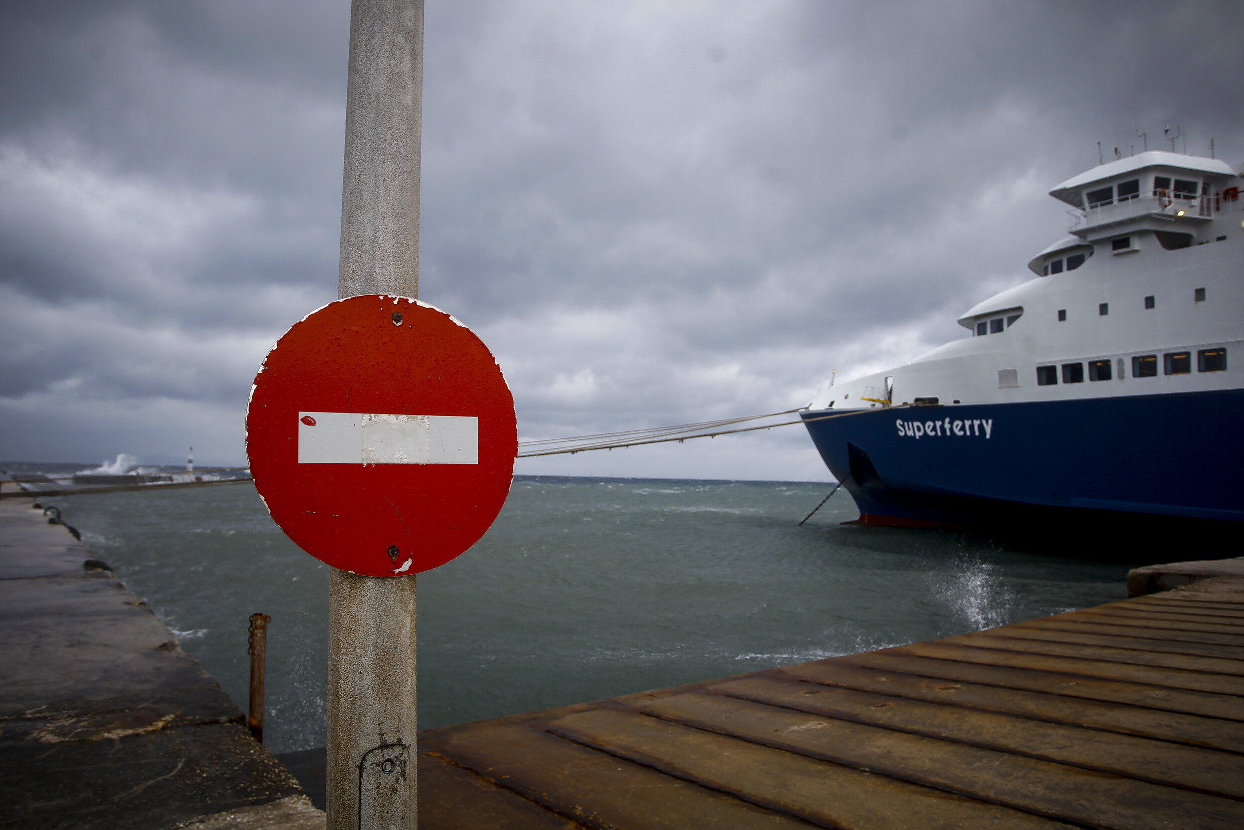Δεμένα τα πλοία σε Πειραιά, Ραφήνα και Λαύριο λόγω ισχυρών ανέμων