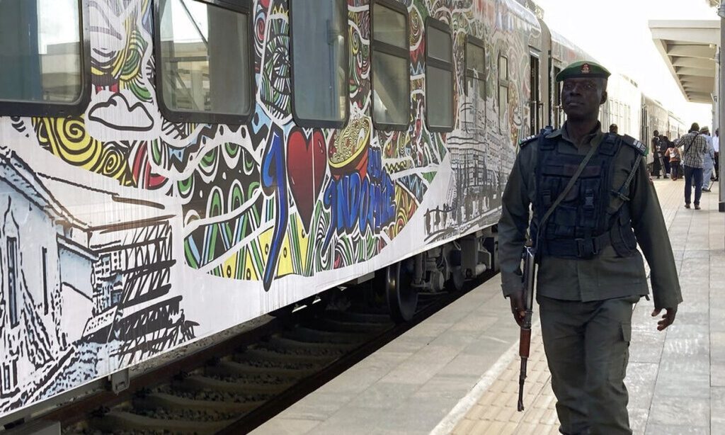 Νιγηρία: Ένοπλοι απήγαγαν πάνω από 30 ανθρώπους σε σιδηροδρομικό σταθμό